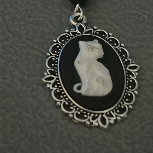 Cameo  style cat earrings - Picture 4 of 7